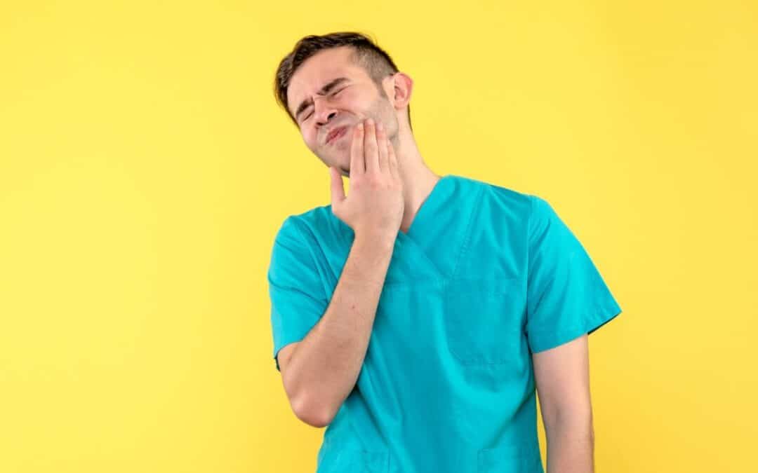 ¿Por qué se me inflama la encía de una muela?